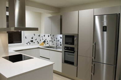 Mid-sized modern u-shaped separate kitchen in Alicante-Costa Blanca with a drop-in sink, quartz benchtops and a peninsula.