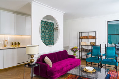 Inspiration pour un grand salon traditionnel ouvert et haussmannien avec un mur blanc, parquet clair, un sol marron et du papier peint.