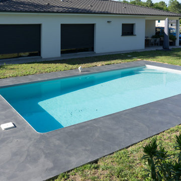 Contour de piscine en Béton Ciré verni