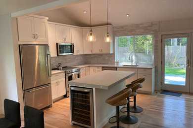 Kitchen - modern kitchen idea in New York