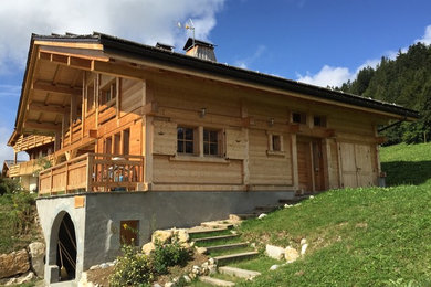 Idée de décoration pour une façade de maison chalet.