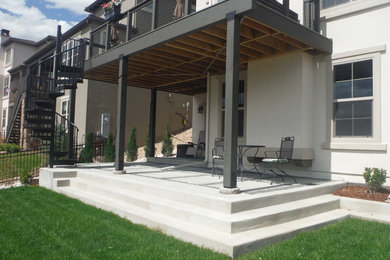 Example of a minimalist deck design in Denver