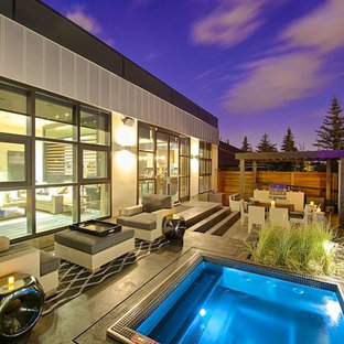 カルガリーの長方形コンテンポラリースタイルのおしゃれなプールの写真