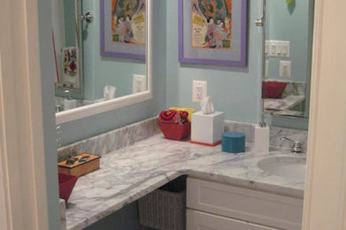 Modelo de cuarto de baño minimalista de tamaño medio con puertas de armario blancas y paredes azules