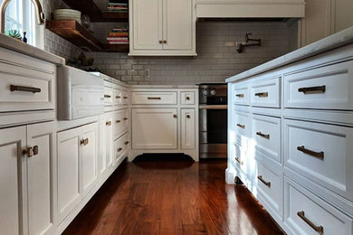 Kitchen - farmhouse kitchen idea in Philadelphia