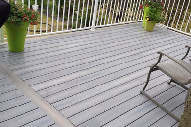 Example of a mid-sized classic backyard deck design in Calgary