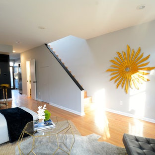 Idéer för ett litet modernt allrum med öppen planlösning, med en hemmabar, svarta väggar, bambugolv och gult golv