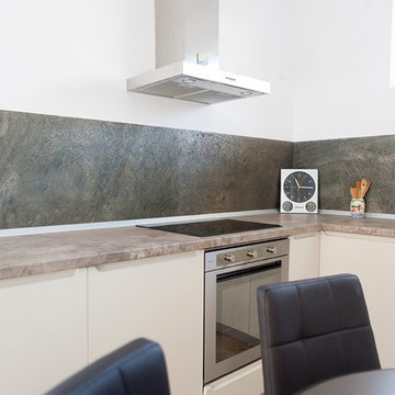 Countryside kitchen:latte travetine floor whith flexible slate