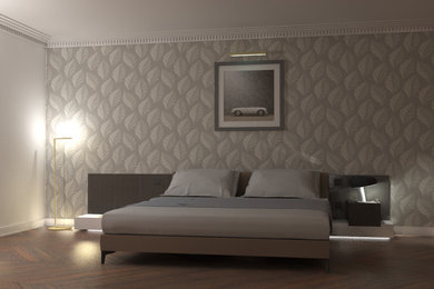 Cette image montre une grande chambre parentale minimaliste avec un mur gris, parquet foncé et du papier peint.