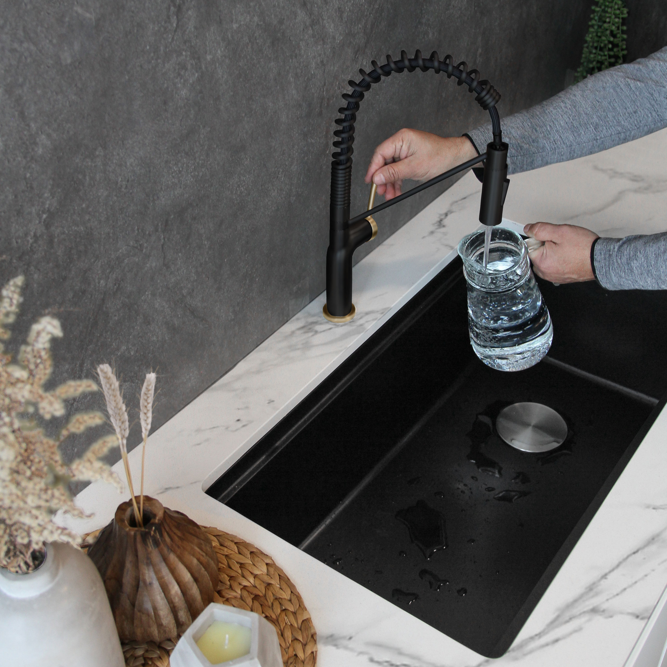 STYLISH Single Handle Pull-Down Dual Mode Kitchen Faucet in Matte Black/Gold