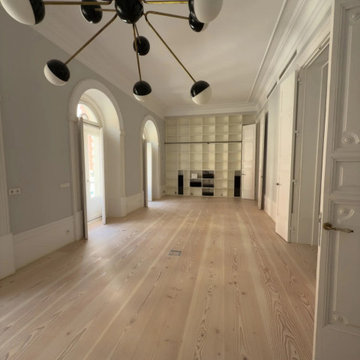 Salón largo hacia la librería con tablas Dinesen Douglas de hasta 7 m, Madrid