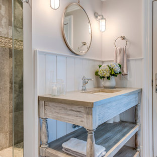 Ispirazione per una grande stanza da bagno con doccia shabby-chic style con lavabo sottopiano, nessun'anta, ante in legno chiaro, doccia alcova, piastrelle beige, piastrelle bianche, piastrelle in gres porcellanato, pareti bianche, pavimento in gres porcellanato e top in granito
