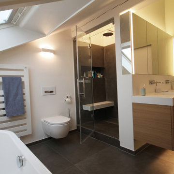 Dachgeschoss mit Schlafzimmer und Wellnessbad