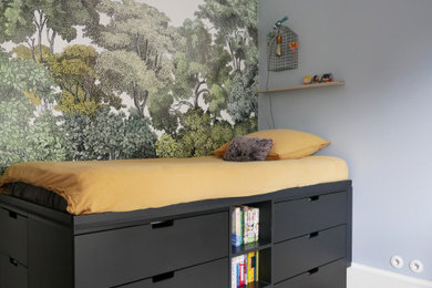 Ejemplo de dormitorio infantil contemporáneo pequeño con papel pintado