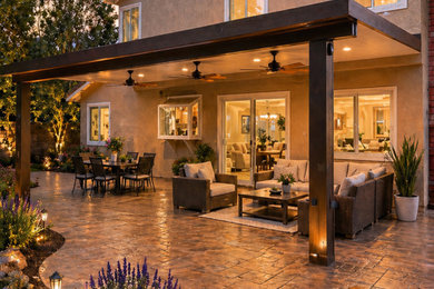 Example of a minimalist patio design in Orange County