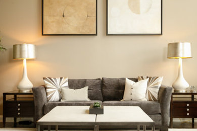 Modelo de salón contemporáneo con paredes beige, suelo de madera en tonos medios, chimenea de esquina, marco de chimenea de baldosas y/o azulejos y televisor colgado en la pared