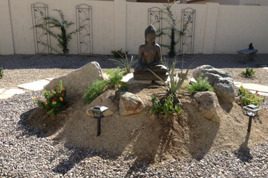 Photo of a mid-sized full sun backyard gravel garden path in Phoenix.