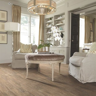 Foto på ett mellanstort funkis allrum med öppen planlösning, med ett finrum, vita väggar, vinylgolv och brunt golv