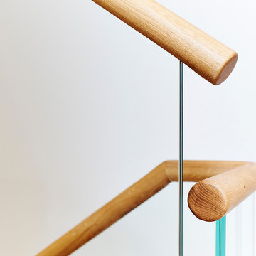 Faltwerktreppe aus Eiche mit Glasgeländer