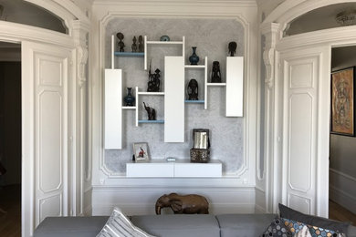 Cette image montre un grand salon minimaliste.