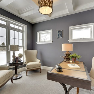 Idéer för att renovera ett mellanstort vintage hemmabibliotek, med grå väggar, heltäckningsmatta och ett fristående skrivbord