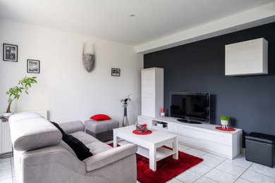 Idées déco pour un salon contemporain de taille moyenne et ouvert avec un mur noir, un sol en carrelage de céramique, un poêle à bois, un téléviseur indépendant et un sol blanc.