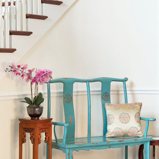 Неиссякаемый источник вдохновения для домашнего уюта: огромное фойе в восточном стиле с белыми стенами и гранитным полом