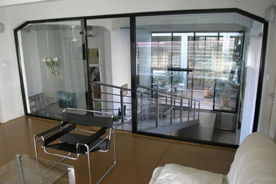 リヨンにあるインダストリアルスタイルのおしゃれなリビングの写真