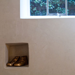 ボンの広い地中海スタイルのLDKの画像 (ベージュの壁、無垢フローリング)