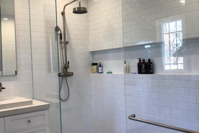 Example of a mid-century modern bathroom design in Los Angeles