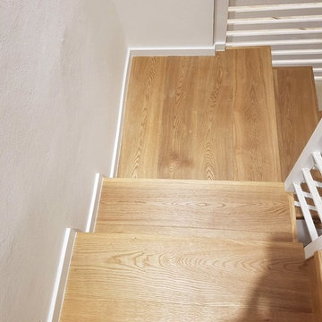 Scala in legno rovere naturale verniciato.
