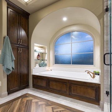 Master Bath Tub & Linen After