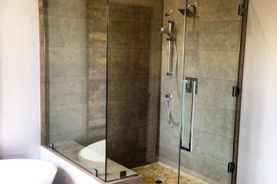 Ejemplo de cuarto de baño principal actual grande con combinación de ducha y bañera y paredes grises