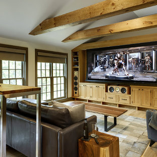 Cette image montre une salle de cinéma rustique fermée avec un sol en bois clair et un écran de projection.