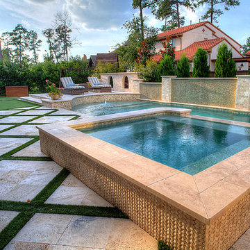 Lovely pool with Putting Green