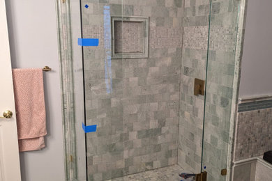 Example of a minimalist bathroom design in Chicago