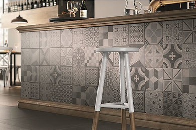 Einzeilige, Große Mediterrane Hausbar mit Bartheke, grauen Schränken, Arbeitsplatte aus Holz, Keramikboden und grauem Boden in Stuttgart