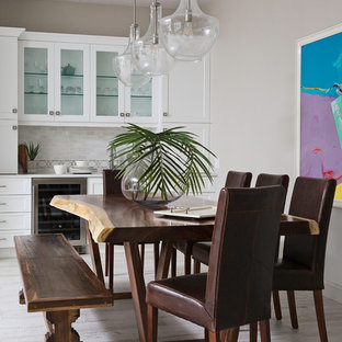 タンパの広いトランジショナルスタイルのLDKの画像 (グレーの壁、磁器タイルの床、両方向型暖炉、タイルの暖炉まわり、白い床)