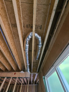 No Kinks or Sharp Bends in Flex Duct Installation