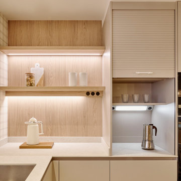 Diseño interior de cocina comedor en tonos claros