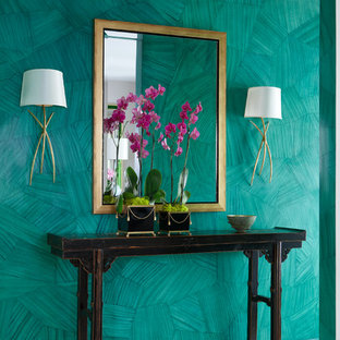 Inspiration för en vintage hall, med gröna väggar