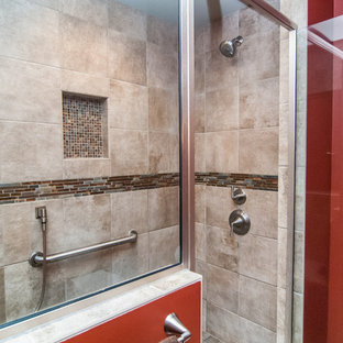 Ejemplo de sótano en el subsuelo clásico renovado con paredes rojas, suelo de pizarra y suelo gris