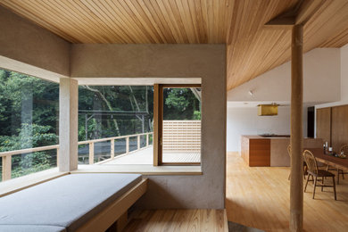 福岡にあるおしゃれなLDK (グレーの壁、無垢フローリング、板張り天井、ガラス張り、ベージュの天井) の写真