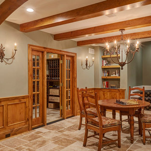 Diseño de sótano con ventanas tradicional, de tamaño medio, sin chimenea, con paredes verdes, suelo de piedra caliza y suelo beige