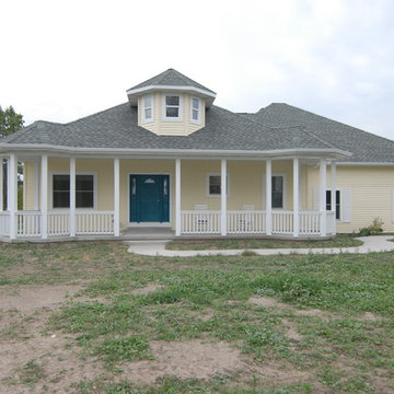 #689 - Yellow Ranch with porch
