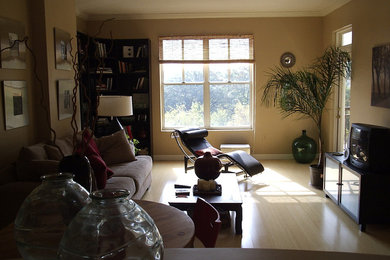 Minimalist living room photo in Houston