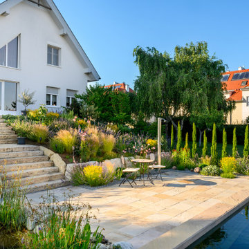 Natursteinterrasse als Aufenthaltsbereich am Naturpool