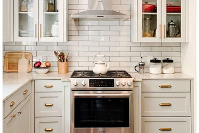 Transitional kitchen photo in Dallas