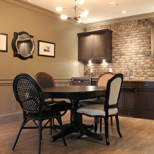 他の地域のカントリー風おしゃれなウェットバー (アンダーカウンターシンク、落し込みパネル扉のキャビネット、中間色木目調キャビネット、珪岩カウンター、石タイルのキッチンパネル、コルクフローリング) の写真