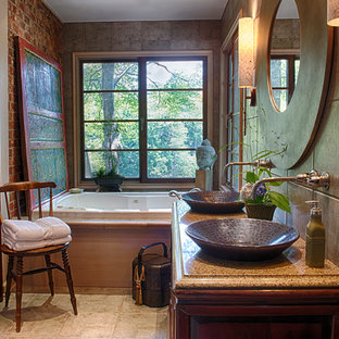 Immagine di una stanza da bagno etnica con piastrelle marroni, pavimento beige e top multicolore